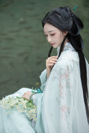 (美女鸡巴和){胸视频爆火,}性感姿态令人心动,网友争相...