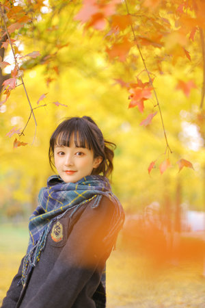 美女把衣服脱成裸体,冷艳气质与火辣身材碰撞,魅惑眼神...