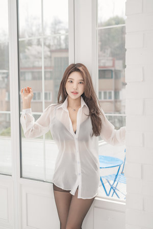 lsquo 光溜溜的美女静卧于丝绸床榻,慵 rsquo  amp  039 懒的神态 amp  039 散发...