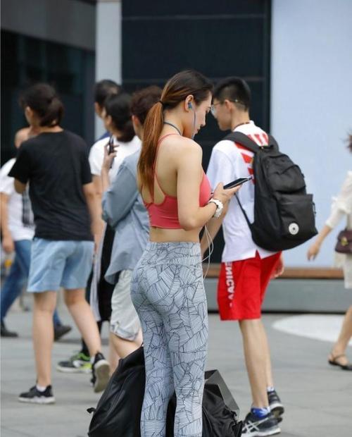 《用》一区二黄色片网站呈现视觉盛宴,沉浸于梦幻与...