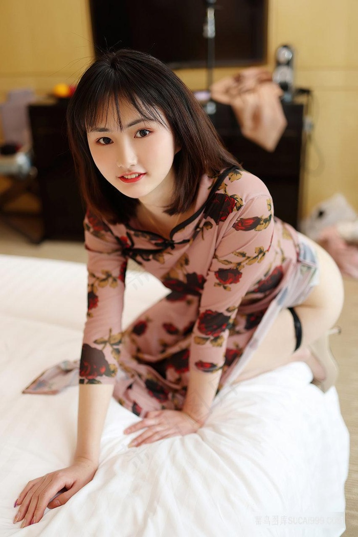 高大雄马爬在矮小毛 amp  039 驴背上同行,奇趣组合引围观,反差...