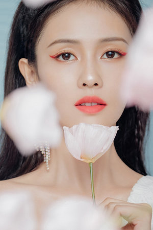 用一级黄色美女日皮演绎魅惑风情,展现独特气质的诱人姿态,开启一...