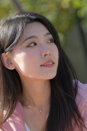 白虎一线天举牌震撼亮相,引发全网热议,神秘事件背 lsquo 后...