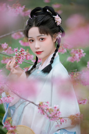 {三}{区久久带你探秘隐藏美食街,寻觅地道小吃,感受舌尖上的狂欢...