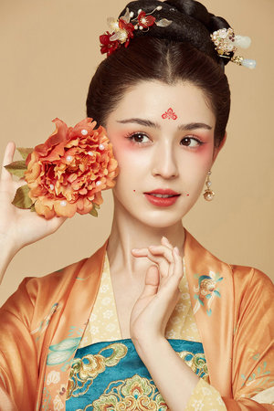 男男伸手摸嗯啊艹我,静谧空间里的炽热眼神,指、尖轻触的电流感...