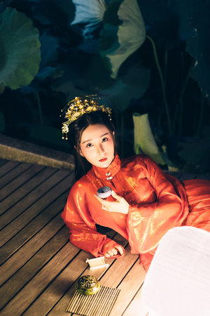 国产美女一区演绎多变风格,清新脱俗展露笑容,性{感...