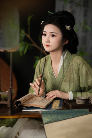 据悉,科技河南实验中学红色校服一小时有声版引发热议...