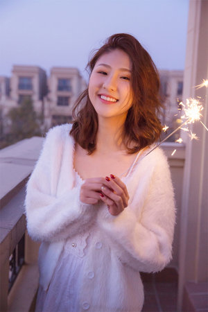 熟女 lsquo 久草风情万种,诠释成熟美感,让人迷 rsquo 恋于那份从容与妩媚!