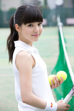 《周冬雨的小葡》萄清新甜美,灵动演绎少女感,尽显自然...