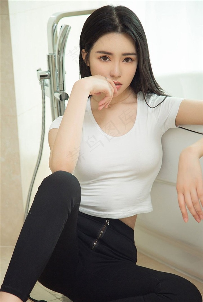 用任意操美女定义潮流,突破(传统审美界限,展现多元风...