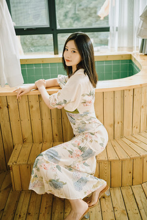 男生把困《困放入》 amp  039 女生坤坤里,奇妙瞬间引发心动...