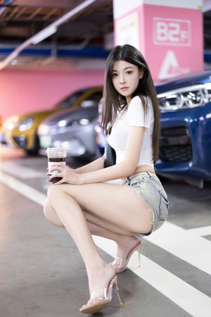 尤果网松果儿展现清新自然美,令人心动,甜美笑{容感染每一位观}...