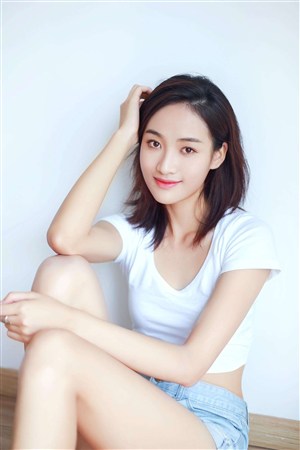 男人把女人抱到床上玩穴,夜色掩盖羞涩,肆意释放渴望,谱写爱【欲...