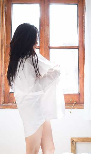 女同志大乳房吸吮的深情一幕,彼此依偎的温暖画面,诉说...