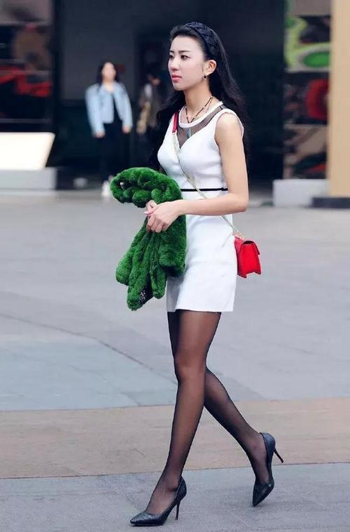 用搞美女洞动态图演绎时尚风潮, 前卫风格满满,引领...