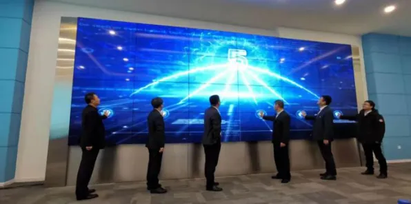 美团智能网联汽车性能暴涨452%2025年V2X技术突破如何重构城市交通神经网络？